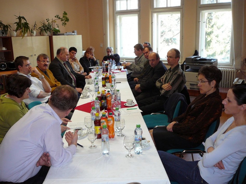 Emberek beszélnek egy asztalnál