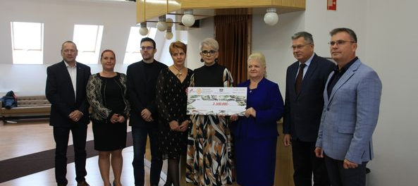 Díj átadásának pillanata