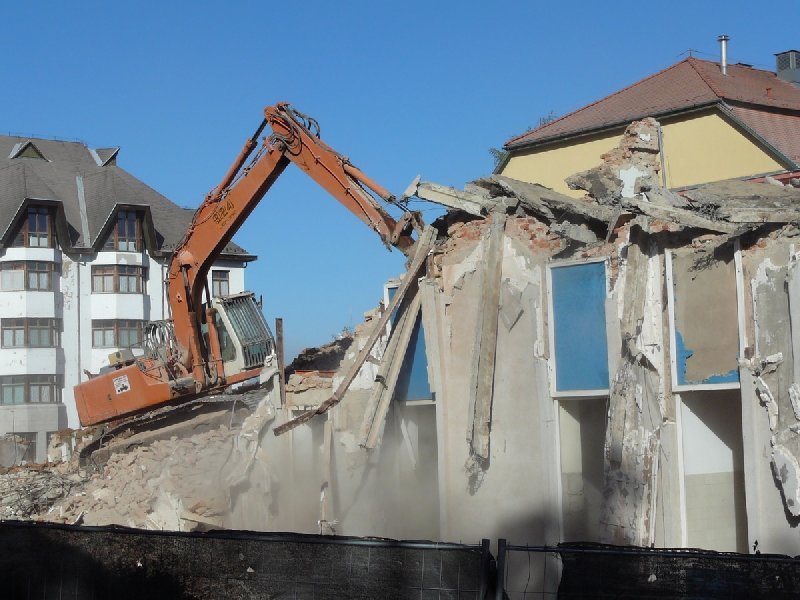 Kórház bontási munkálatok
